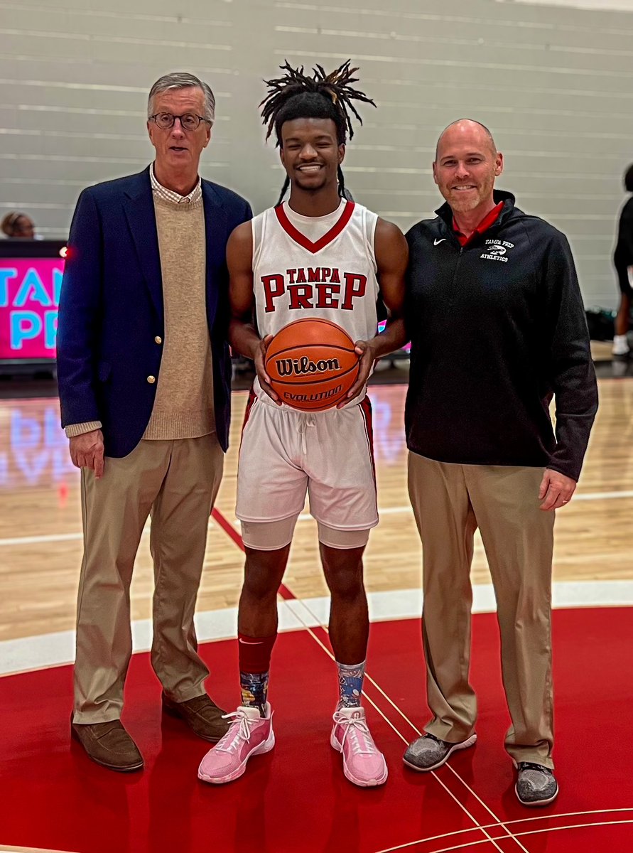𝗕𝗕 // 🏀 Chandler White Brooks was honored before tonight’s game for having reached 1,000 career points against Robinson in the Tampa Prep Classic on December 22. Congratulations, Chandler!

 #Terps4Life 🐢 #Success