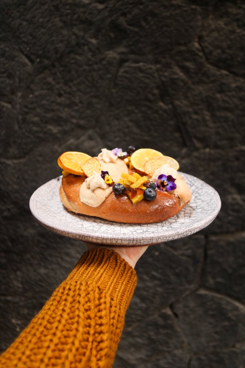 ¡Este año las Roscas de Reyes no traen muñequito.. traen un alien! 👑✨🛸 🌱Porque unimos nuestros poderes a los de @toroyummo para hacer una rosca de otra galaxia :) 

Disponibles todo este fin de semana en <a href="/na_tlali/">Na Tlali</a> 📍(viernes 5 al domingo 7 de enero).

#roscadereyes