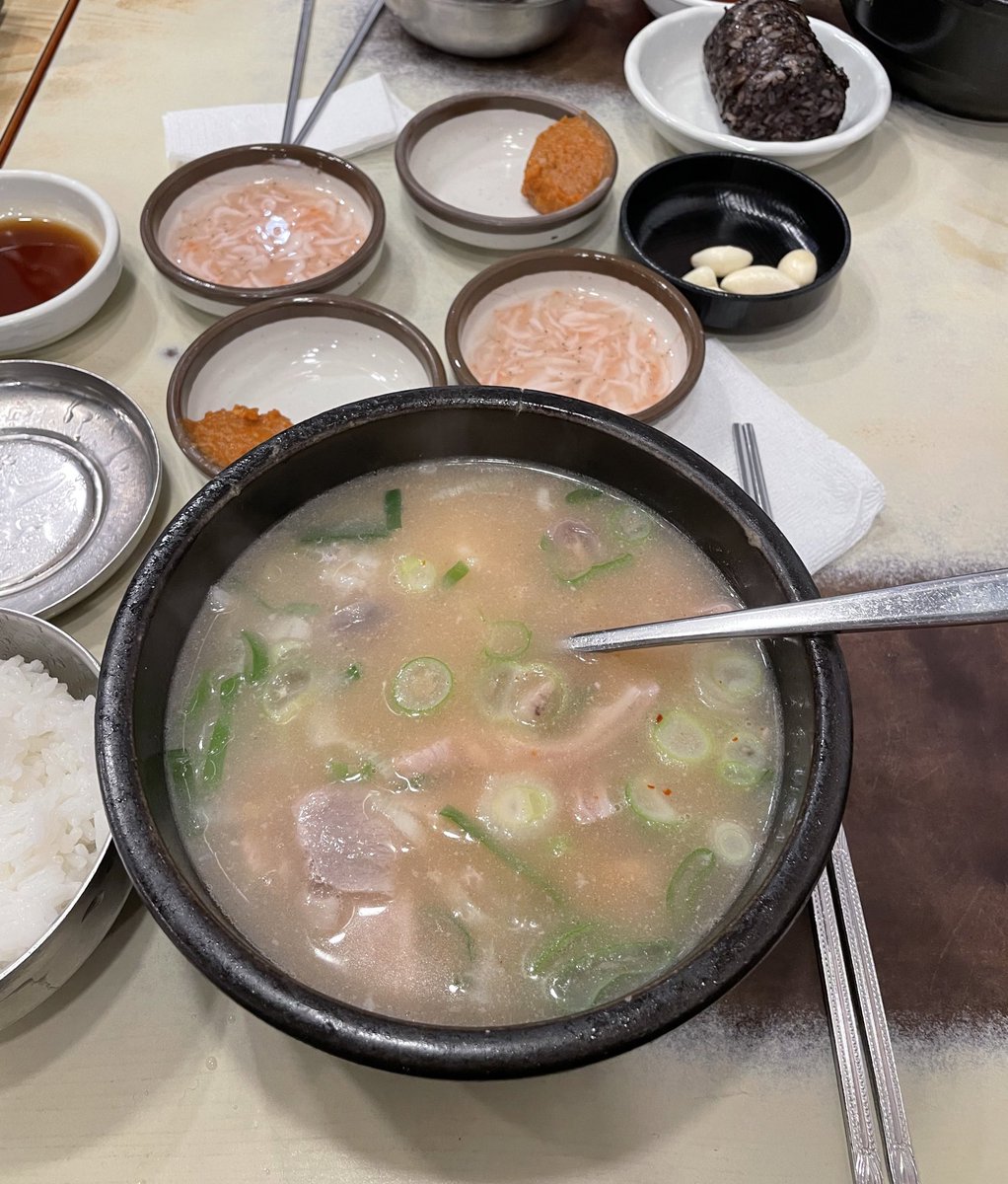 kkaaoo_'s tweet photo. 아 국밥 정구지 기깔 맛꿀마네 https://t.co/m1qZ0nWFmy