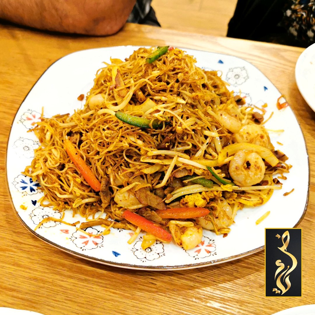 Basically the everything noodle😜 Singapore style curry fried vermicelli at Van Tea Cafe👍  #chinesefood #chinese #RichmondBC #noodles #Vancouver #vancity #YVR #britishcolumbia