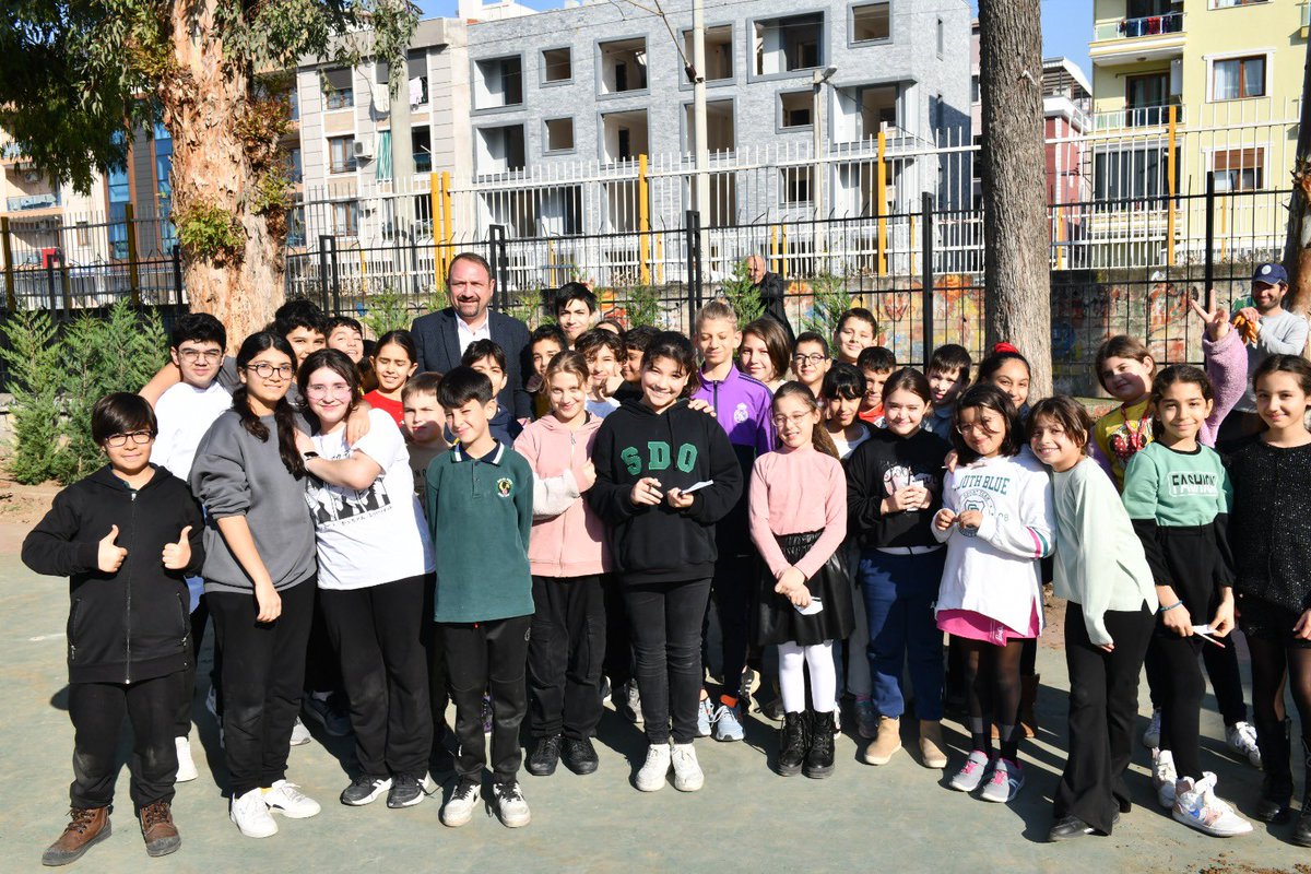 ciglibelediyesi's tweet photo. Çevre duyarlılığını pekiştirmek amacıyla Selim Diniz İlkokulu’nda öğrencilerle birlikte ağaç dikimi gerçekleştirdik. Okullarımızın eksiklerini gidermek ve geleceğimiz olan gençlerimizin daha iyi şartlarda eğitim alabilmesini sağlamak için https://t.co/yUYtJF0wUa
