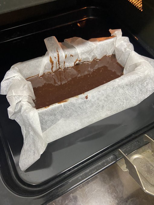 実家でガトーショコラ作ってた
生地は出来たのでオーブンで25分程焼くぞい(ง ˘ω˘ )ว 