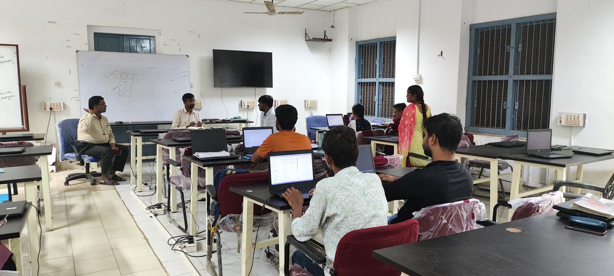 AP_Skill's tweet photo. Dr #VinodKumarV IAS MD&amp;CEO @AP_Skill has Visited #SkillHub in SRR&amp;CVR Government Degree College #Vijayawada #NTRDistrict https://t.co/zbhBIMZm0h