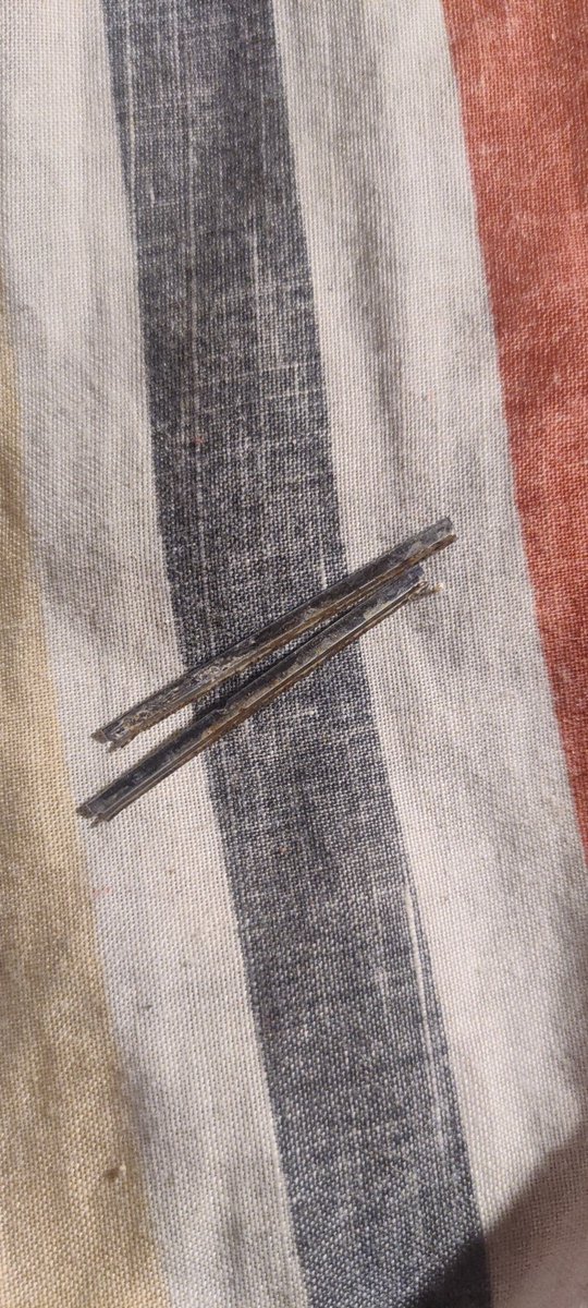 MikcaIs's tweet image. AYUDA!!! DESDE CUÁNDO LAS GILLETES SON ASI LPM NO ME DEJAM CORTARME TRAQNUILA