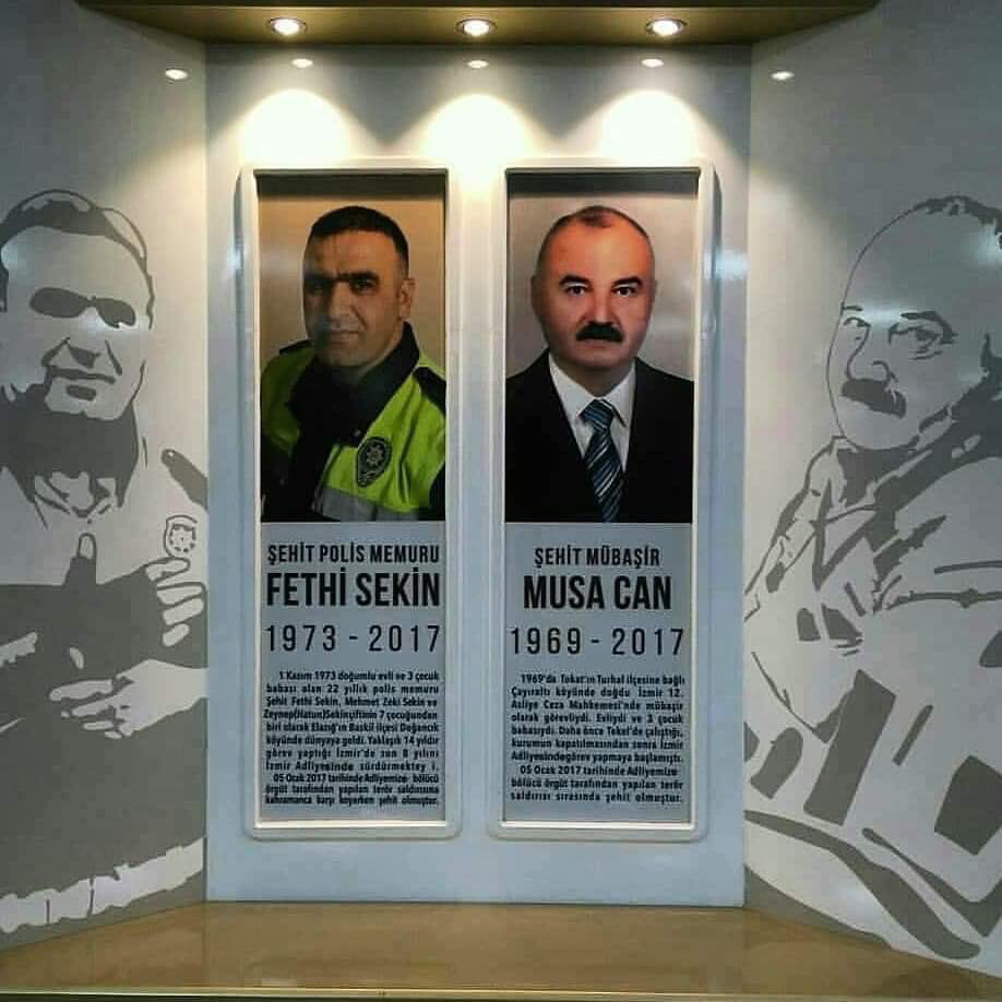 #izmir Adliyesi'ne yönelik terör saldırısını canı pahasına önleyen, Kahraman Şehit Polis Memuru #FethiSekin ve bu menfur hadisede şehit düşen Mübaşir #MusaCan'ı şehadetlerinin 3'üncü yılında dualarla anıyoruz. Minnet ve şükranla ruhları şad olsun. Bu vatan size minnettar...