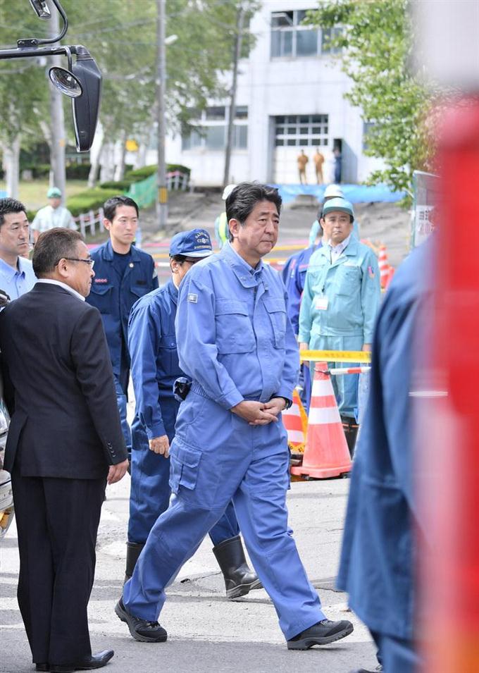 OKAMOTO_SAYURI_'s tweet photo. 【謎】岸田文雄さんが作業服を着て首相官邸内をうろついている理由、誰にもわからない😨

菅直人…現場に赴くための意味のある服
↓
安倍晋三…やっている感でも現地入りして被害を全国に伝えるのには寄与する
↓
クソメガネ…首相官邸で作業着を着てウロウロする意味のない行動
#岸田に壊される https://t.co/5Eyie5sfWv