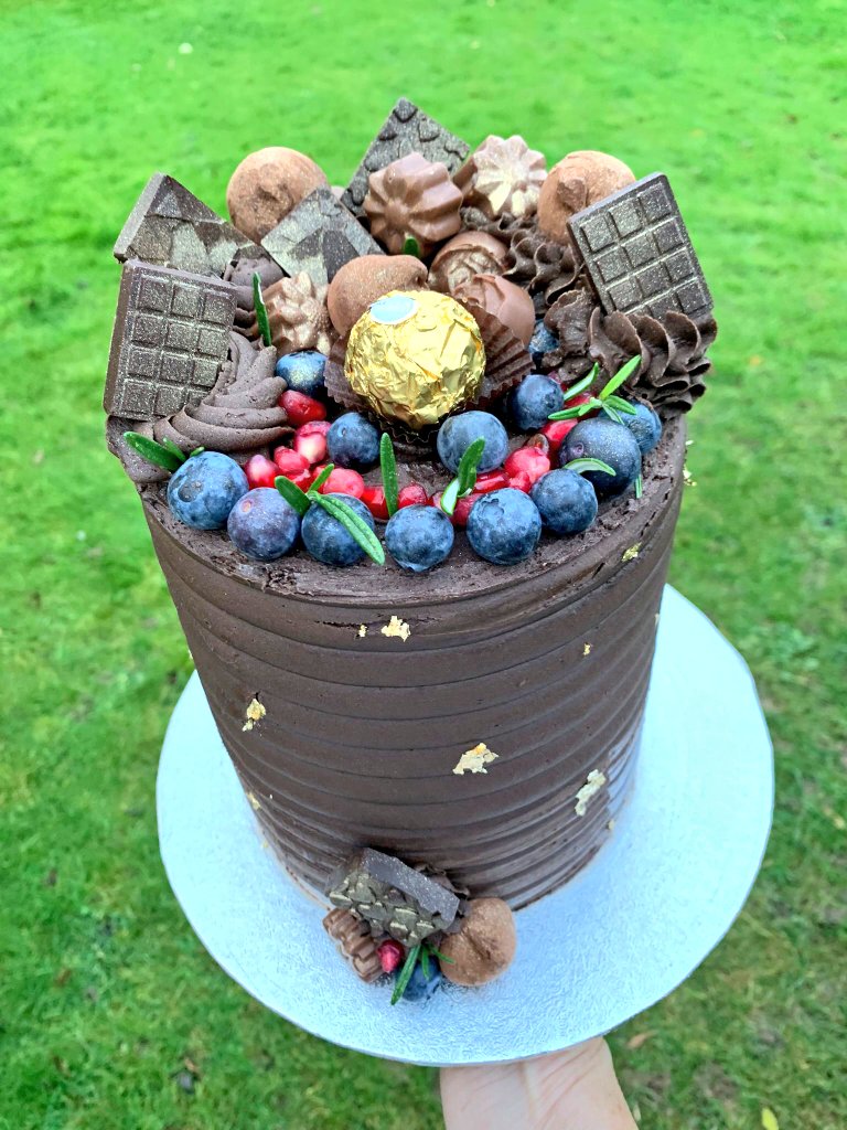 Here's a Cute little chocolate cake have a wonderful Friday😊 #EarlyBiz #chocolatecake #birthdaycake #Foodie #FridayFeeling