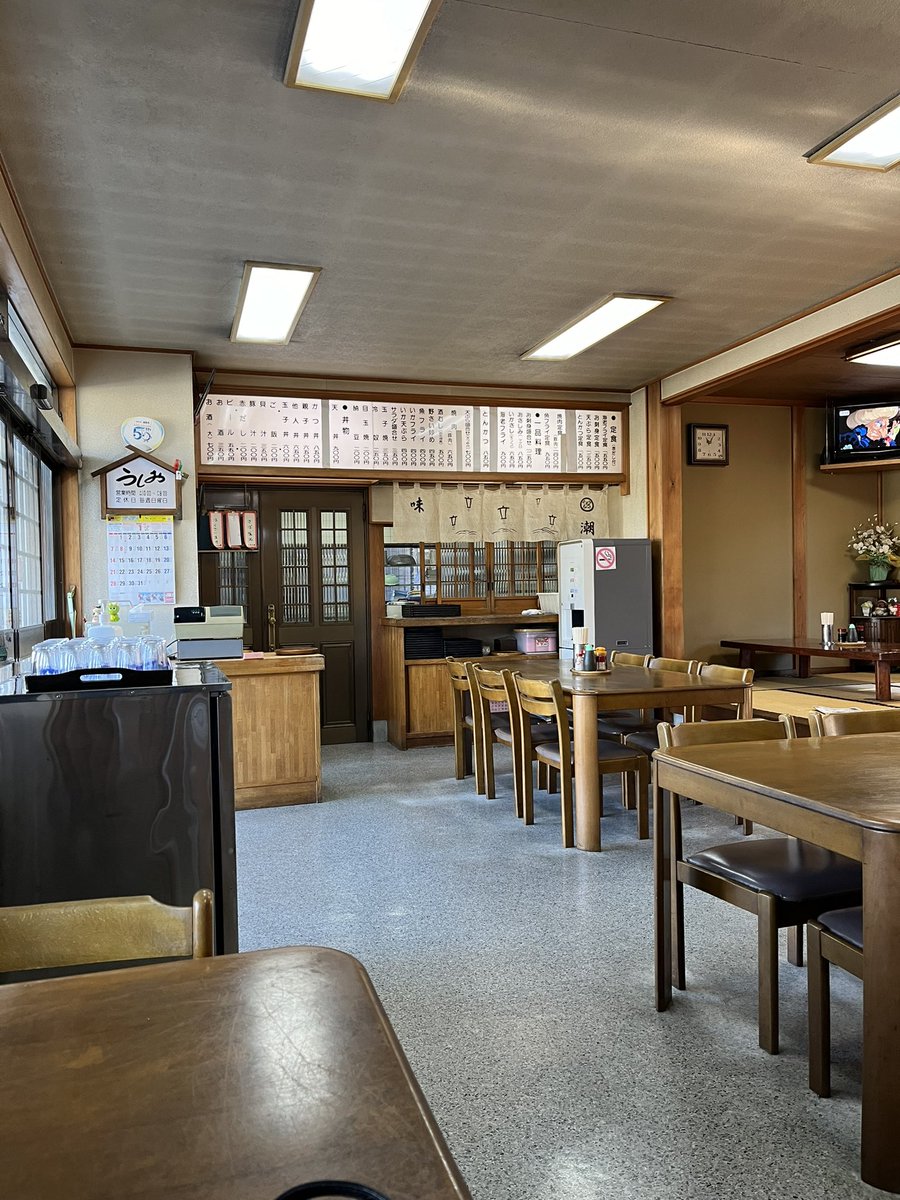 Osa_PEES's tweet photo. 新年一発目。

ショートコースにて静岡の潮(うしお)食堂へ。

海老フライ定食を注文。

エビはぷりっぷり、お味噌汁はボリューム良し。

冬には丁度良い距離だったなぁ。

あけおめツーリング無事完走です！

さぁ今年もご安全に楽しく走り回るゾ〜‼︎

＃新年　＃ツーリング　＃湖西　＃うしお食堂 https://t.co/zt8p6vhnig