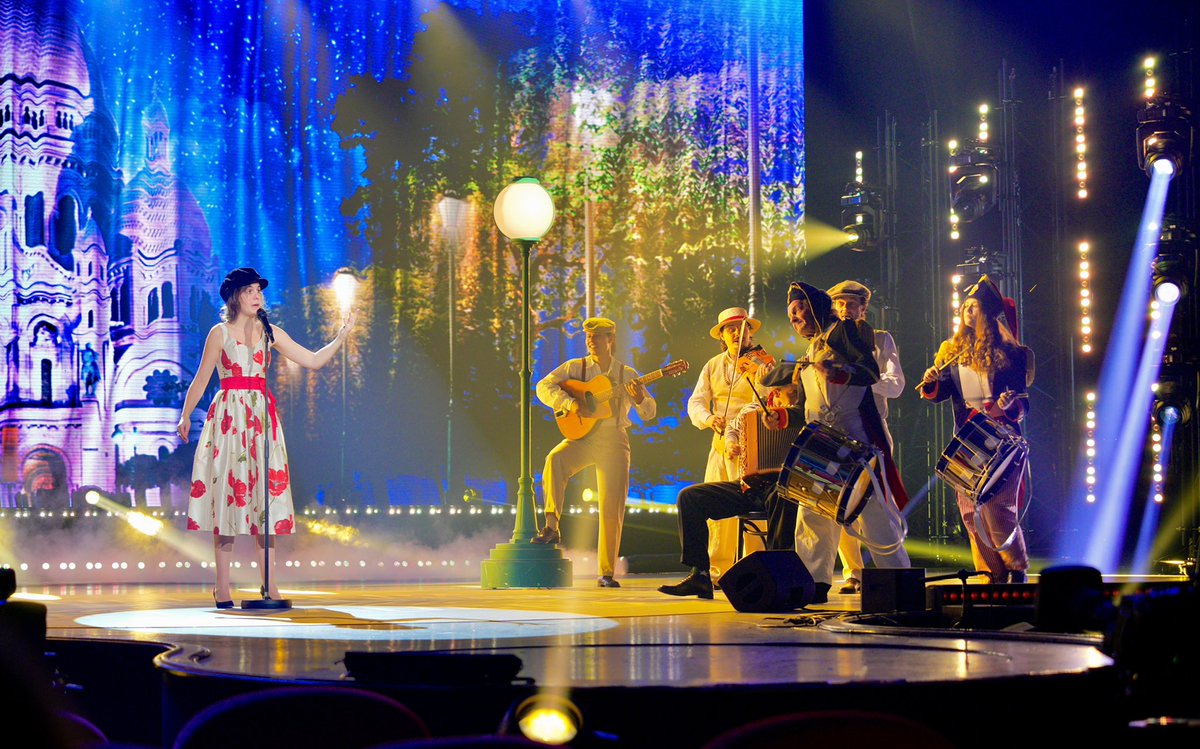 Montmartre et les P’tits Poulbots sont à l’honneur ce soir lors du #grandconcoursdesregions #LeGrandConcoursDesRegions présenté par <a href="/cyrilferaud/">Cyril Féraud</a> sur #France3 ce soir ! Fière de représenter la région #IledeFrance sur la scène du Royal Palace à Kirrwiller 🤩🪗🎶