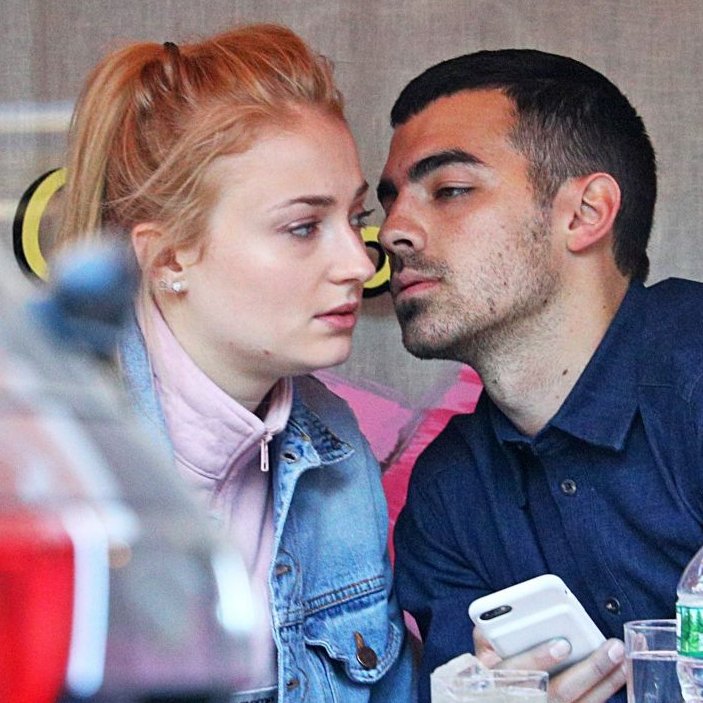ThePopsLit's tweet image. El amor no existe 😞🧵 Abro hilo de la relación entre Joe Jonas y Sophie Turner y su repentino e impactante desenlace 💔

Lucha por depresión, una ayuda mutua, dos bodas, con una bonita familia y de repente... demandas, reclamos de custodia, rumores y hasta un "secuestro" 🤔