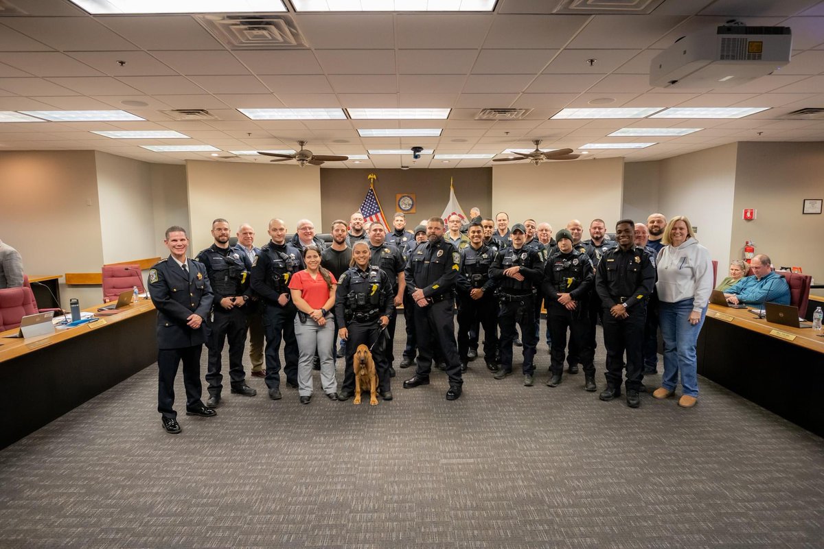 GHPoliceDept's tweet photo. On Thursday, January 4th at the Glendale Heights Village Board Meeting, Officer James Cahill was sworn in as our newest Sergeant. Congratulations Sgt. Cahill on your new role within the #GHPD and thank you for your continued dedication to the Glendale Heights community. https://t.co/2LeTKyElN6