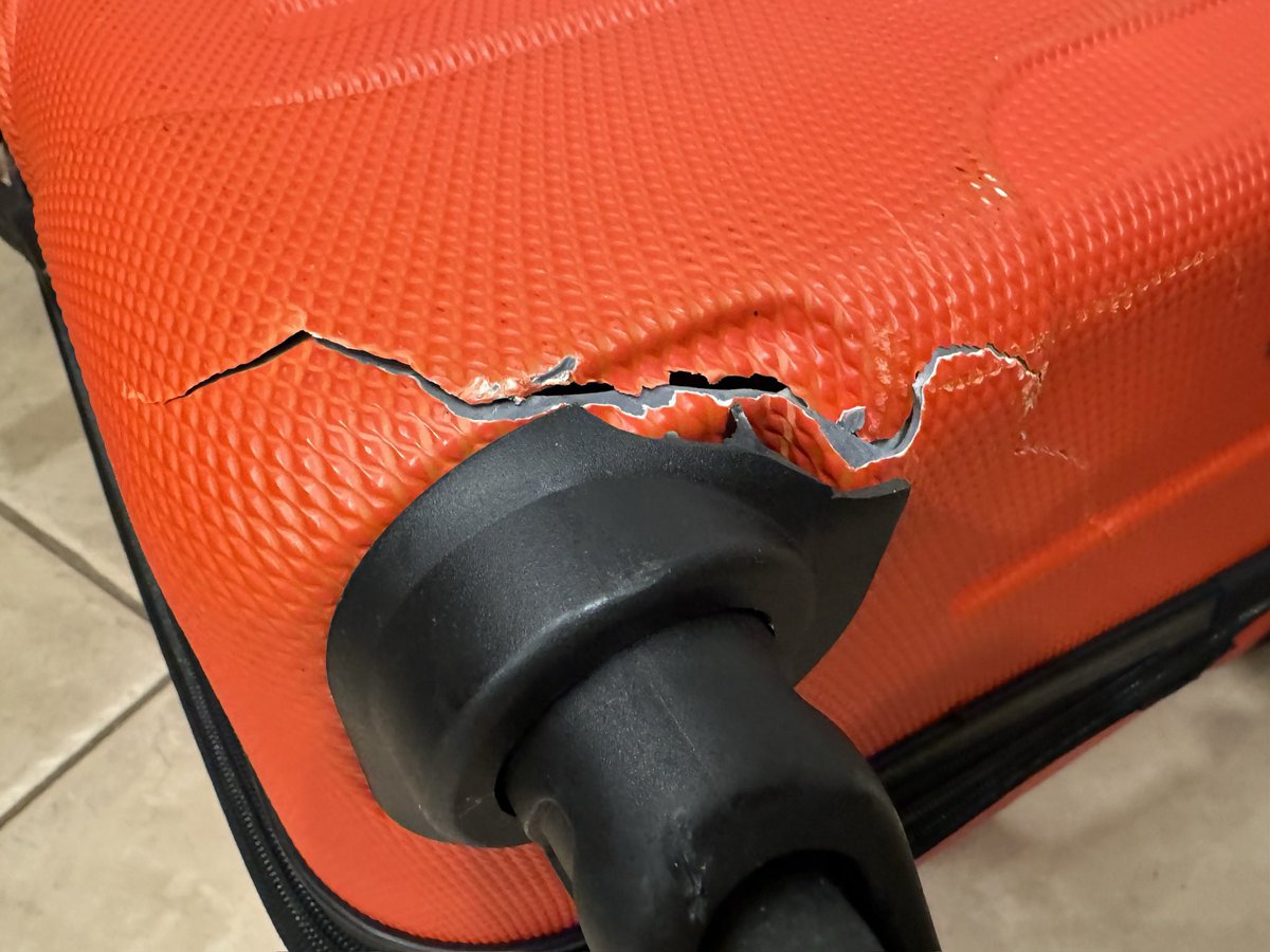LooseMetal's tweet photo. Hi @Delta we’re UA*G but relatively new to Delta. Had a delightful DEN-CVG-MCO trip today. Many thanks to ultra friendly staff. That said, on arrival home we discovered damage to a bag. Not sure how to navigate this on Delta… can you help? Thanks. https://t.co/edXF7MlNfz