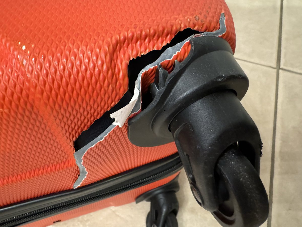 LooseMetal's tweet photo. Hi @Delta we’re UA*G but relatively new to Delta. Had a delightful DEN-CVG-MCO trip today. Many thanks to ultra friendly staff. That said, on arrival home we discovered damage to a bag. Not sure how to navigate this on Delta… can you help? Thanks. https://t.co/edXF7MlNfz