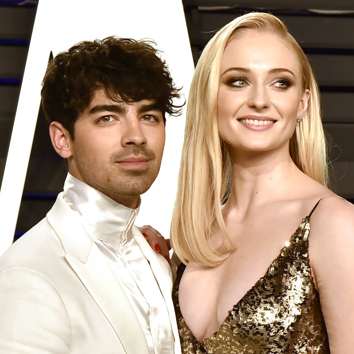ThePopsLit's tweet image. El amor no existe 😞🧵 Abro hilo de la relación entre Joe Jonas y Sophie Turner y su repentino e impactante desenlace 💔

Lucha por depresión, una ayuda mutua, dos bodas, con una bonita familia y de repente... demandas, reclamos de custodia, rumores y hasta un "secuestro" 🤔