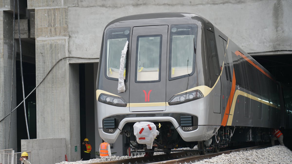 JRUrbaneNetwork's tweet photo. Guangzhou Metro Line 11 trains being delivered. Line 11 is Guangzhou's 40km long loop line with a projected ridership of over 1 million passengers a day, as such the line will use high capacity 8 car Type A trains. Pic posted by 通行线Toursline. https://t.co/walASztVhf