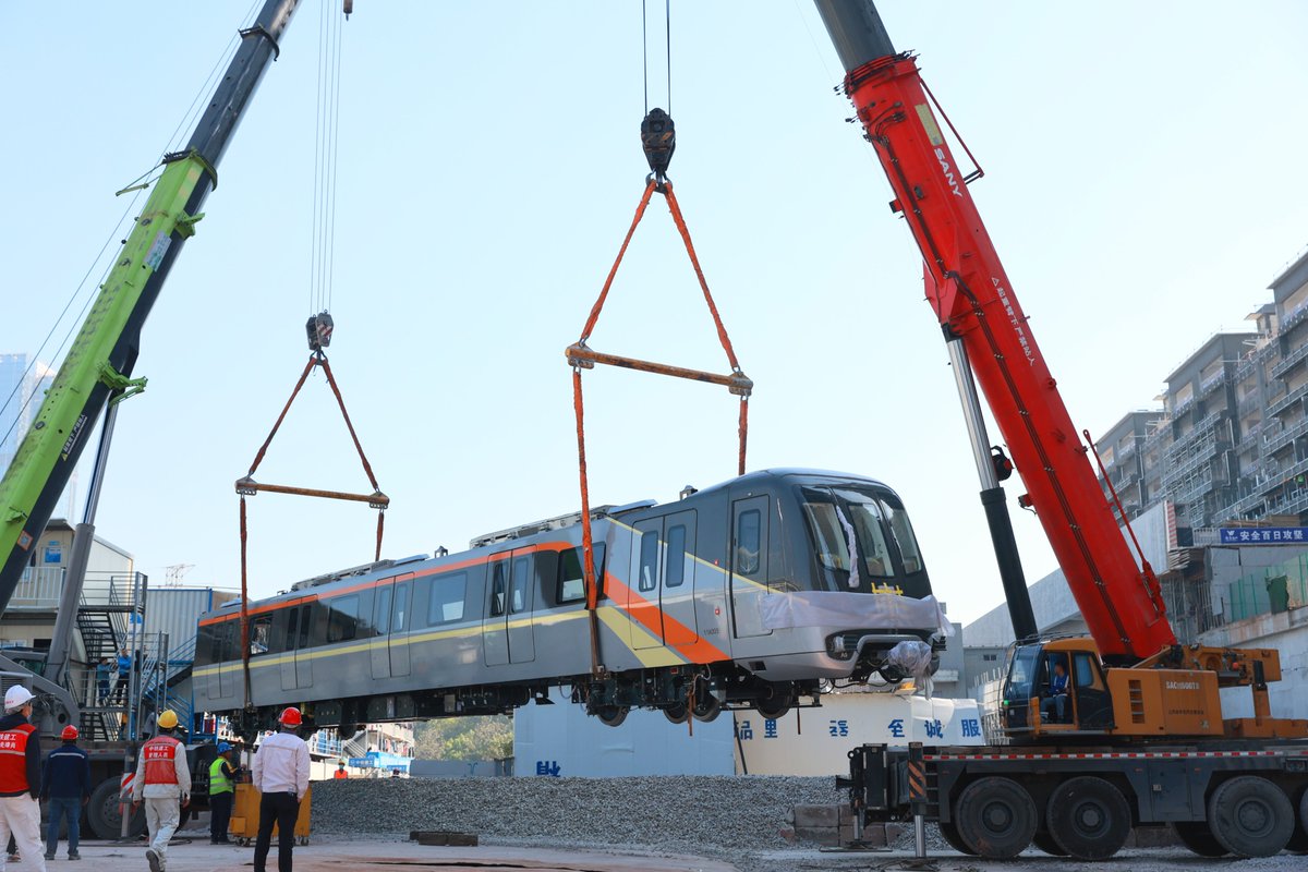 JRUrbaneNetwork's tweet photo. Guangzhou Metro Line 11 trains being delivered. Line 11 is Guangzhou's 40km long loop line with a projected ridership of over 1 million passengers a day, as such the line will use high capacity 8 car Type A trains. Pic posted by 通行线Toursline. https://t.co/walASztVhf