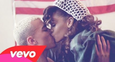 poptime's tweet photo. Se você não é da época em que a logo da VEVO era ASSIM, você não presenciou o suprassumo do pop. https://t.co/m8GI4muYX2