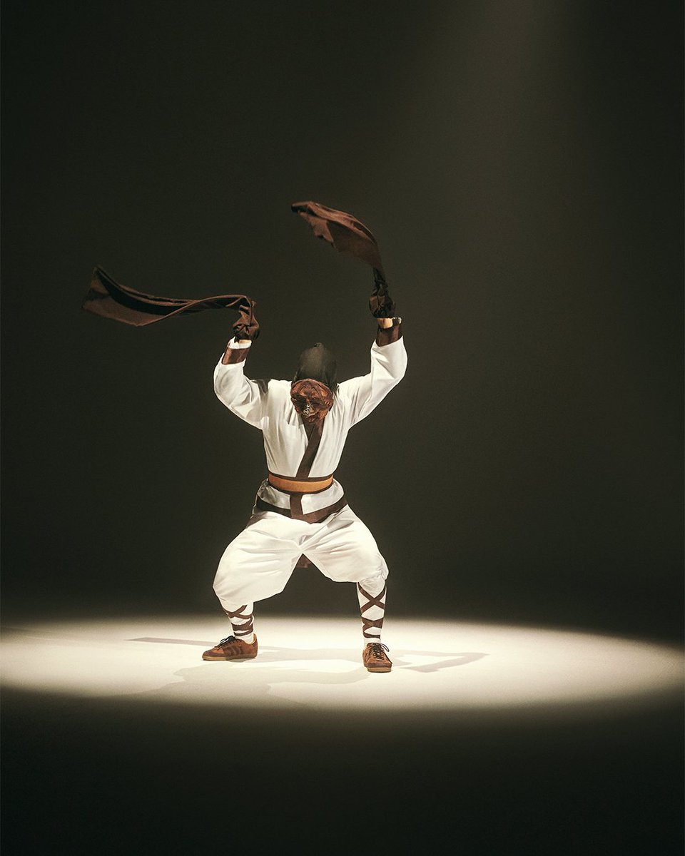 탈 모양의 자수 포인트가
삼바 탈의 아이덴티티를 완성시켜 줍니다.

삼바에 배어든 흥과 멋, 삼바 탈

아디다스 컨펌드 앱과
주요 오프라인 스토어에서 만나보세요

#adidasOriginals #SambaTal #아디다스오리지널스 #삼바탈