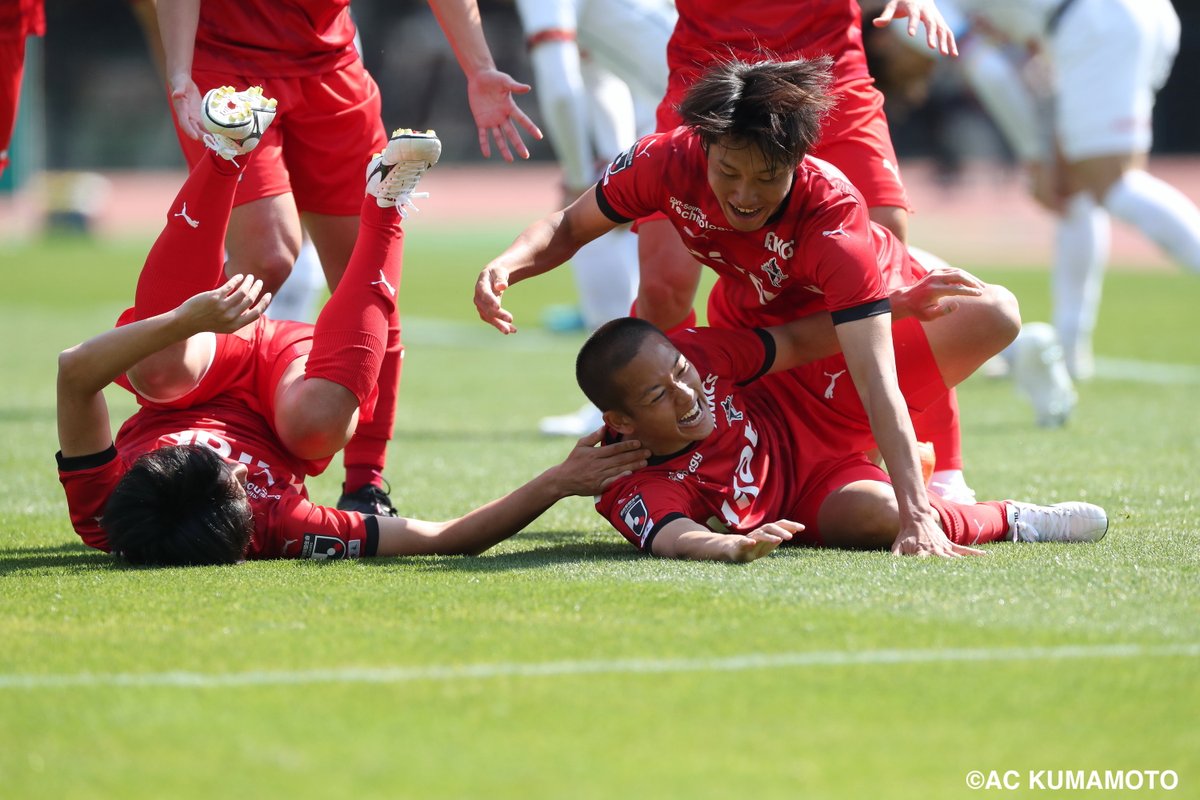roassoofficial's tweet photo. 【トップチーム】
このたび #島村拓弥 選手が柏レイソルへ完全移籍することが決定いたしました。
https://t.co/LFQHaC161F
💬「ロアッソ熊本に関わる全てのみなさん、一年間ありがとうございました。去年満了だった僕と契約してくださり、一年間成長させてもらい、大木監督をはじめスタッフの方々、そして僕を温かく迎え入れてくれたサポーターのみなさんに本当に感謝しています。僕はロアッソ熊本に来て、初めてHIKARIを聴いた時の感動とカモンロッソをした時の嬉しさは、今でも忘れません。シーズンの後期に入ってなかなか勝てない時期もあったり、サポーターの方が満足のいくプレーをできたかといわれるとそうではないのかもしれません。ですが、このロアッソ熊本でプレーできて本当に楽しかったし、幸せでした！熊本ではピッチ内外でチームメイトやいろんな人にお世話になり、熊本の人の温かさに触れることができて、熊本を一年でこんなにもかっていうくらい好きになりました。正直熊本を離れるのはすごく寂しいです。柏レイソルさんから話をいただいた時にすごく悩んで、いろんな人に相談しました。不安なことはあります。まだまだ自分自身課題があると思っています。それでも自分の可能性を信じて挑戦していくべきだと思い、この決断をしました。僕にとってロアッソ熊本は大好きなクラブで特別なクラブなことに変わりはありません。ロアッソに来て本当に良かったです！ありがとうございました！」
#ロアッソ熊本