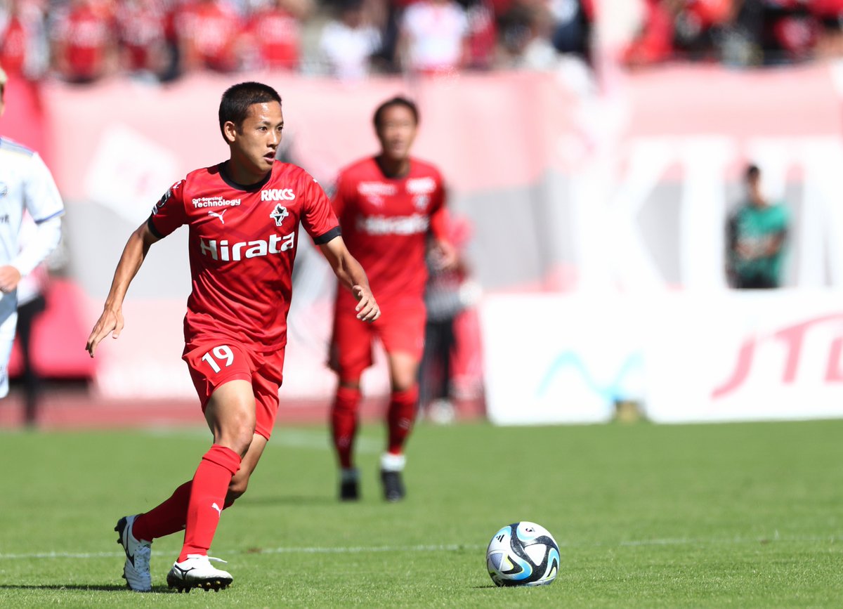roassoofficial's tweet photo. 【トップチーム】
このたび #島村拓弥 選手が柏レイソルへ完全移籍することが決定いたしました。
https://t.co/LFQHaC161F
💬「ロアッソ熊本に関わる全てのみなさん、一年間ありがとうございました。去年満了だった僕と契約してくださり、一年間成長させてもらい、大木監督をはじめスタッフの方々、そして僕を温かく迎え入れてくれたサポーターのみなさんに本当に感謝しています。僕はロアッソ熊本に来て、初めてHIKARIを聴いた時の感動とカモンロッソをした時の嬉しさは、今でも忘れません。シーズンの後期に入ってなかなか勝てない時期もあったり、サポーターの方が満足のいくプレーをできたかといわれるとそうではないのかもしれません。ですが、このロアッソ熊本でプレーできて本当に楽しかったし、幸せでした！熊本ではピッチ内外でチームメイトやいろんな人にお世話になり、熊本の人の温かさに触れることができて、熊本を一年でこんなにもかっていうくらい好きになりました。正直熊本を離れるのはすごく寂しいです。柏レイソルさんから話をいただいた時にすごく悩んで、いろんな人に相談しました。不安なことはあります。まだまだ自分自身課題があると思っています。それでも自分の可能性を信じて挑戦していくべきだと思い、この決断をしました。僕にとってロアッソ熊本は大好きなクラブで特別なクラブなことに変わりはありません。ロアッソに来て本当に良かったです！ありがとうございました！」
#ロアッソ熊本