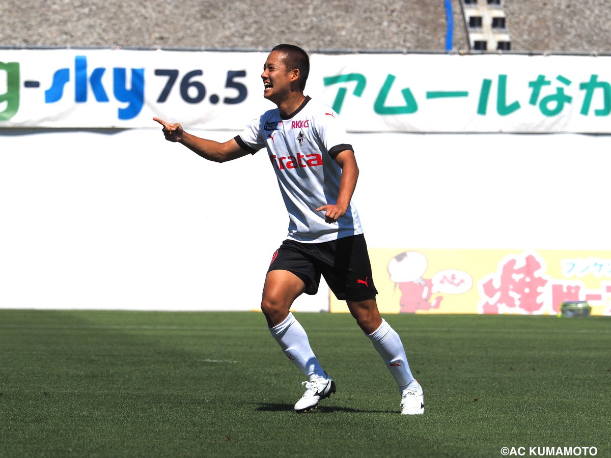 roassoofficial's tweet photo. 【トップチーム】
このたび #島村拓弥 選手が柏レイソルへ完全移籍することが決定いたしました。
https://t.co/LFQHaC161F
💬「ロアッソ熊本に関わる全てのみなさん、一年間ありがとうございました。去年満了だった僕と契約してくださり、一年間成長させてもらい、大木監督をはじめスタッフの方々、そして僕を温かく迎え入れてくれたサポーターのみなさんに本当に感謝しています。僕はロアッソ熊本に来て、初めてHIKARIを聴いた時の感動とカモンロッソをした時の嬉しさは、今でも忘れません。シーズンの後期に入ってなかなか勝てない時期もあったり、サポーターの方が満足のいくプレーをできたかといわれるとそうではないのかもしれません。ですが、このロアッソ熊本でプレーできて本当に楽しかったし、幸せでした！熊本ではピッチ内外でチームメイトやいろんな人にお世話になり、熊本の人の温かさに触れることができて、熊本を一年でこんなにもかっていうくらい好きになりました。正直熊本を離れるのはすごく寂しいです。柏レイソルさんから話をいただいた時にすごく悩んで、いろんな人に相談しました。不安なことはあります。まだまだ自分自身課題があると思っています。それでも自分の可能性を信じて挑戦していくべきだと思い、この決断をしました。僕にとってロアッソ熊本は大好きなクラブで特別なクラブなことに変わりはありません。ロアッソに来て本当に良かったです！ありがとうございました！」
#ロアッソ熊本