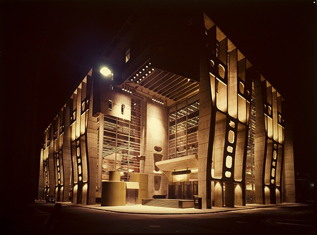 An atmospheric image of the brutalist Banco de Londres (1960-66) designed by Clorindo Testa. It’s featured in the brutalist map of Buenos Aires, the first of its kind cataloging BA´s brutalist architectural legacy, which I curated and wrote for @bluecrowmedia.