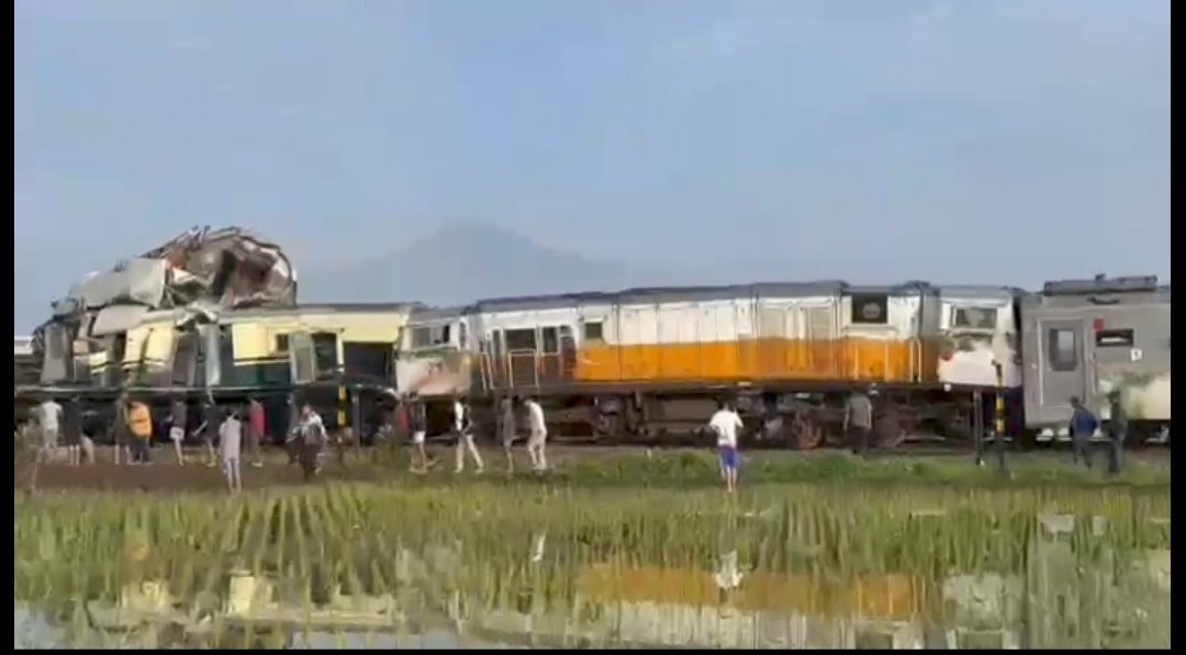 Selamat jalan Pak Julian🥀🥀🥀 
KA Turangga X KA Lokal Baraya
#KATurangga