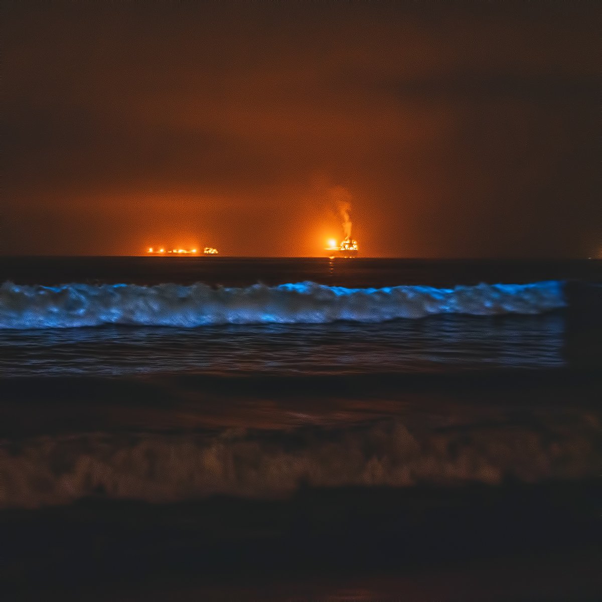 MistoCaffe's tweet photo. Have you checked out the bioluminescent waves that are hitting the Southbay? Stop by Misto’s for a nice hot meal before heading over to the beach. Photo by Rick L on Unsplash https://t.co/sPUreujzQV
