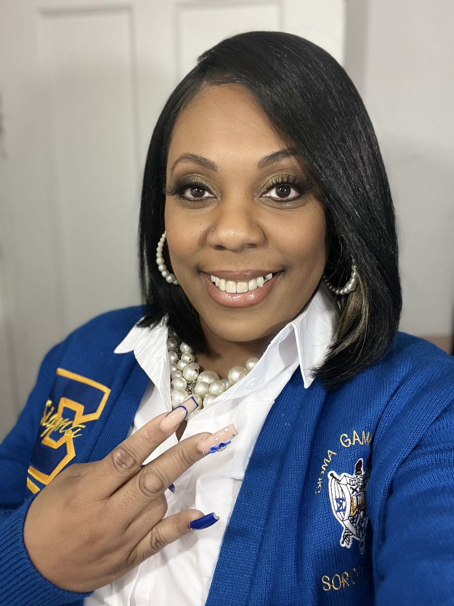 SheKnowsSports's tweet image. Get you an SGRho 💛💙 #EEYip