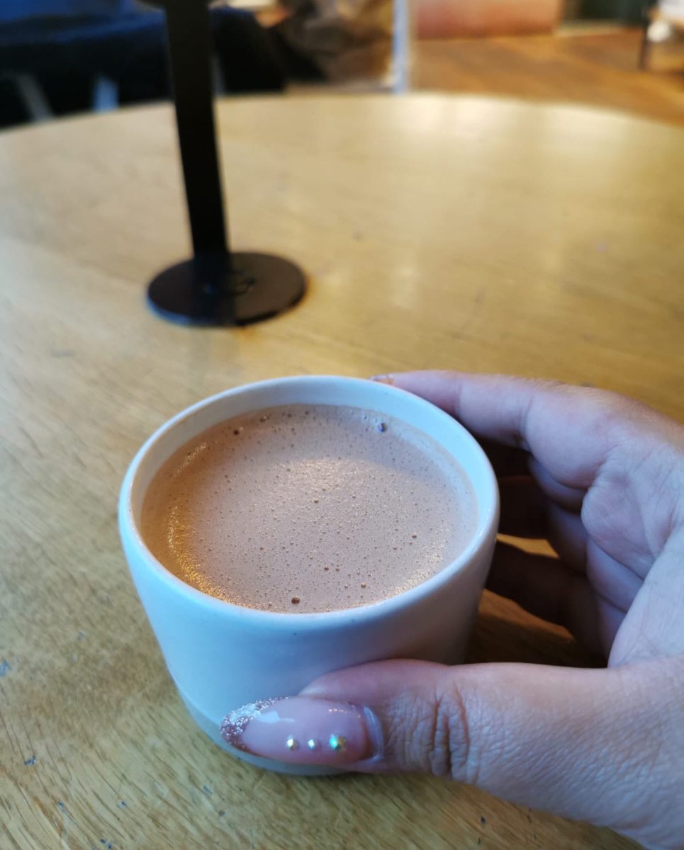 My new year’s resolution is to post more non-alcoholic drinks so here’s my hot chocolate. 😂 Good morning, happy Friday. 🫶