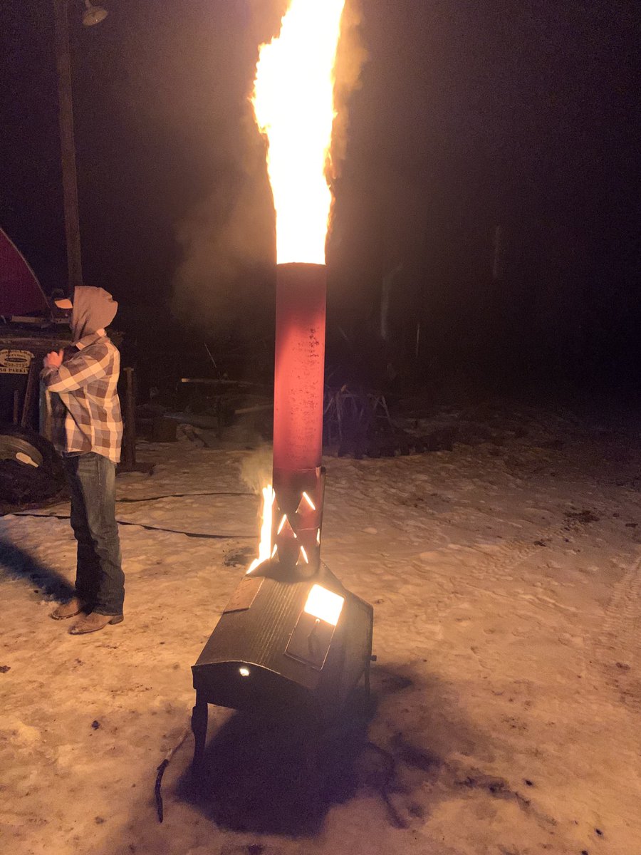 RobPage7's tweet photo. I built a used oil smudge pot last week and it works amazing. 4-5 gal of used engine oil per hour turns into a lot of BTU’s to drink beer around. https://t.co/biG5vSMxzM