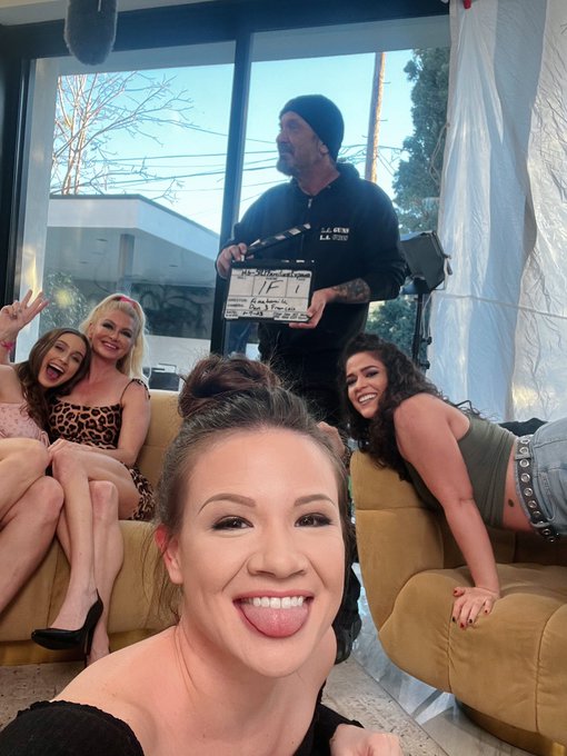 🎀 Alison Rey 🎀 - 1 pic. A damn good day on set 🤤 @laney_greyx3 @victoriavoxxx @serenesirenx @davidlordxxx @AnatomikMedia @adulttimecom https://t.co/y45BLkEDe5