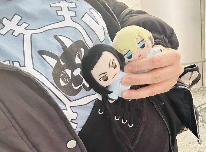 どんなトップス着ても似合う服で来たけど、TWTシャツがそれを上回るダサさにしてきて死にそう。これて六本木来た自分は偉い。
