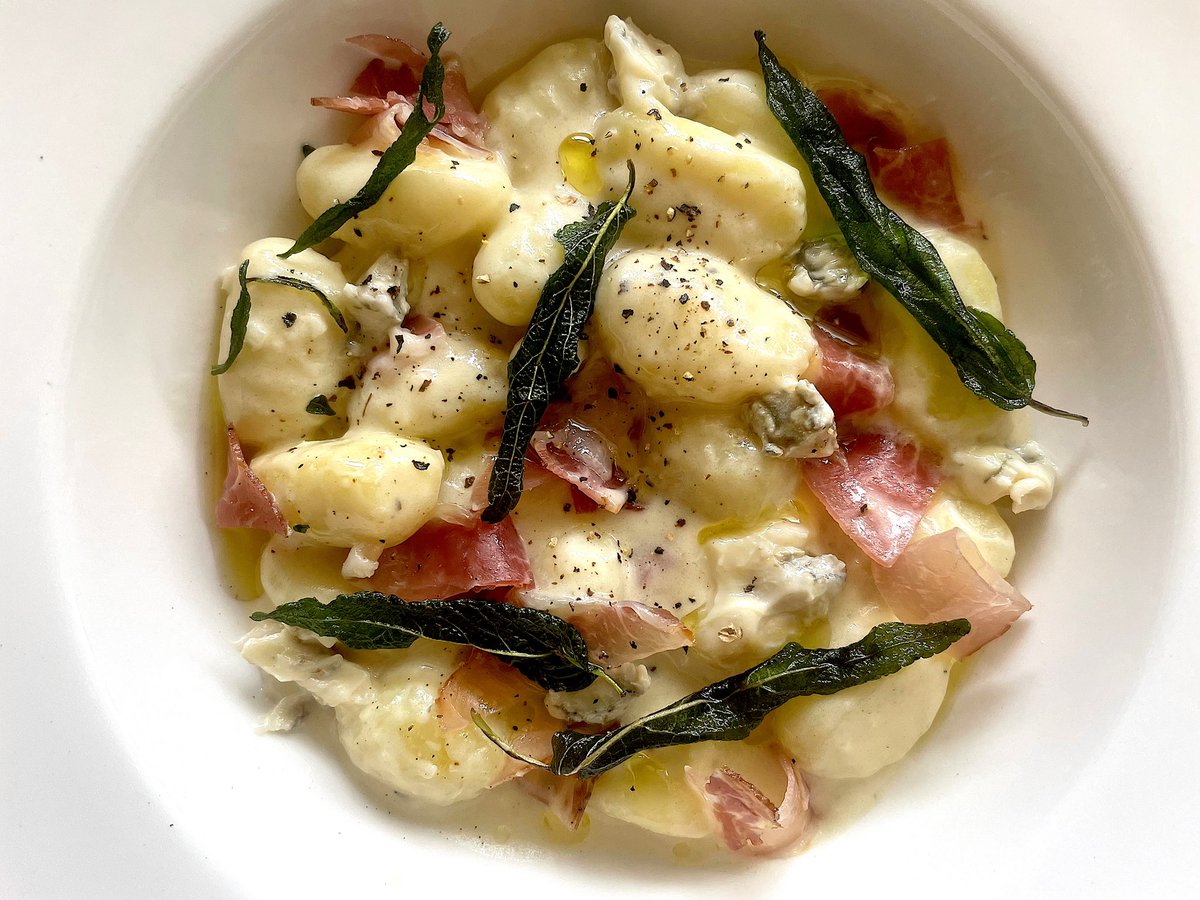 VoodooChef's tweet photo. Gnocchi con Gorgonzola e Speck
Some say Gorgonzola was first produced in the town of Gorgonzola, near Milan, in the year 879 AD. Some other say that it was first produced in Pasturo nella Valsassina
#gnocchi #gorgonzola #italian #italy #cuisine #cheese #classic #cooking #food https://t.co/mrP0FPmGzb
