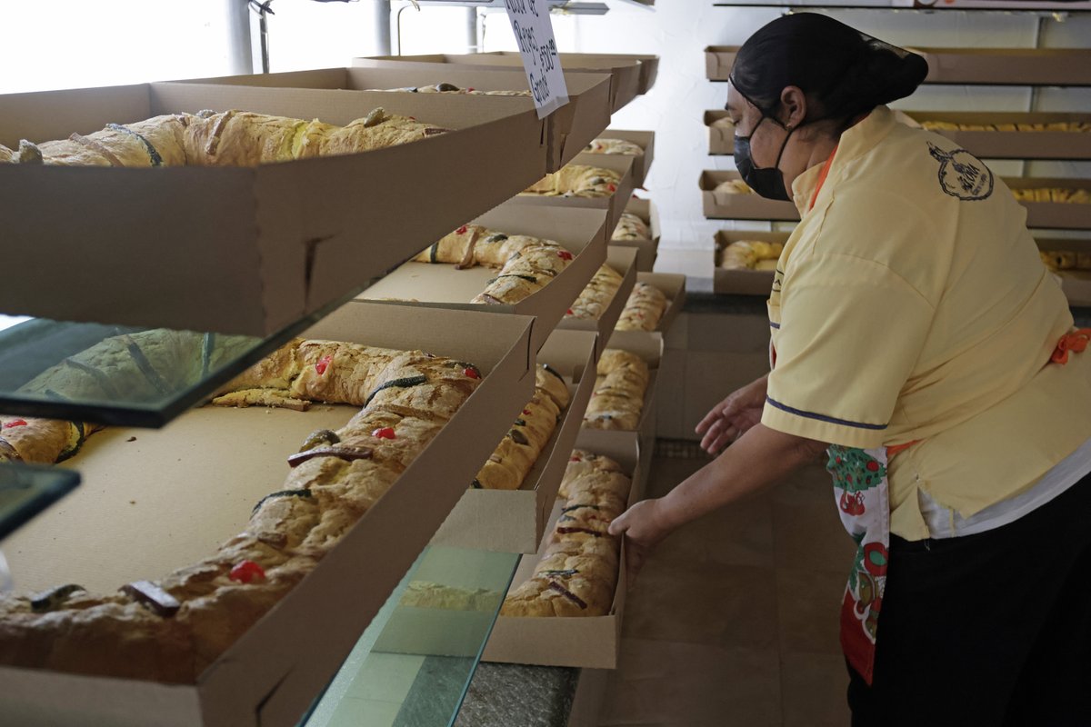 👑Los españoles trajeron a México muchas de sus costumbres durante la conquista y comer Rosca de Reyes es una tradición que viene de la Edad Media para celebrar el nacimiento de Jesús, hijo de Dios. Te contamos más: tinyurl.com/3f6xkhek