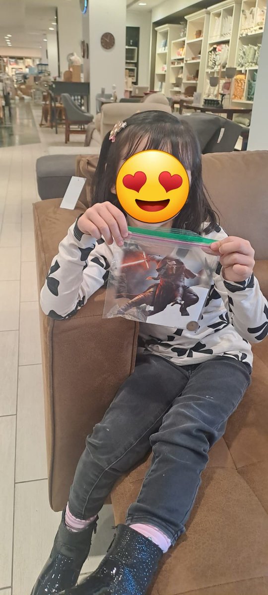 JoshJasso's tweet photo. Ayer,mi hija olvidó en @searsmexico León, #Guanajuato,una bolsa con sus ahorros después de comprar un juguete.Hoy,con pocas esperanzas, regresamos y para nuestra sorpresa,el cajero Christian Juárez nos devolvió el dinero.¡Gracias por restaurar la sonrisa de mi pequeña #Honestidad https://t.co/fZA65afy2Q