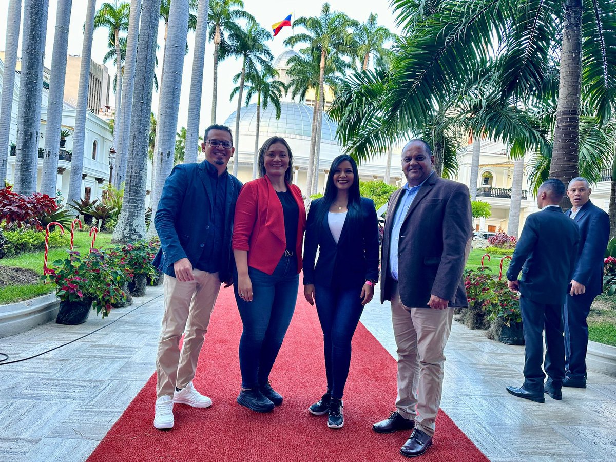 Ginkellys16's tweet photo. 📆#04Ene Desde el Hemiciclo del Palacio Federal Legislativo, Las Diputadas y Diputados del Bloque de la Patria iniciamos este nuevo año #2024 con una Jornada de trabajo junto a nuestro Presidente Constitucional Nicolás Maduro Moro @NicolasMaduro
#PuebloEstableYEnPaz https://t.co/xebO2pIvra