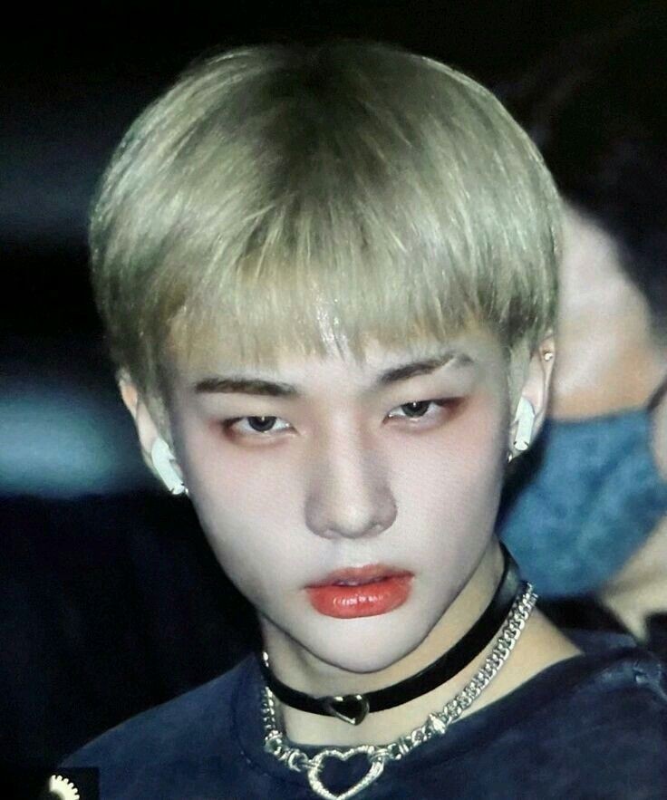 Chicos se imaginan que hyunjin haya vuelto a esta era CON EL PIERCING TAN ESPERADO?