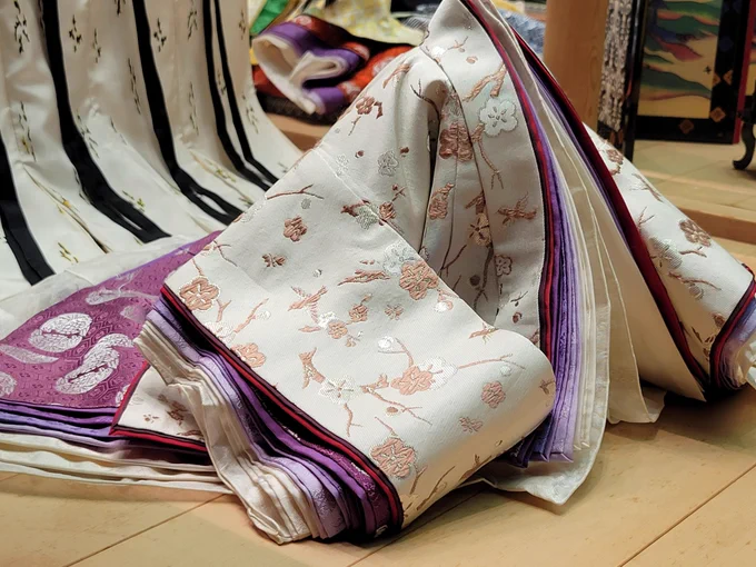 大変すばらしゅうございましたぬ会期短いですがお近くの方は是非行く価値ありありのアリです。装画の仕事の前に見たかったあああ!しかしこの知識は頼政どのの菖蒲御前に全振りで継承したいかと思いますん。(平安後期なのでまたすこし様子は変わりまするが) #源氏物語  #よそほひの源氏物語 