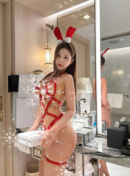 情趣内衣到了一件，感觉很性感，非常显大屁股！有没有对姐姐动心思？