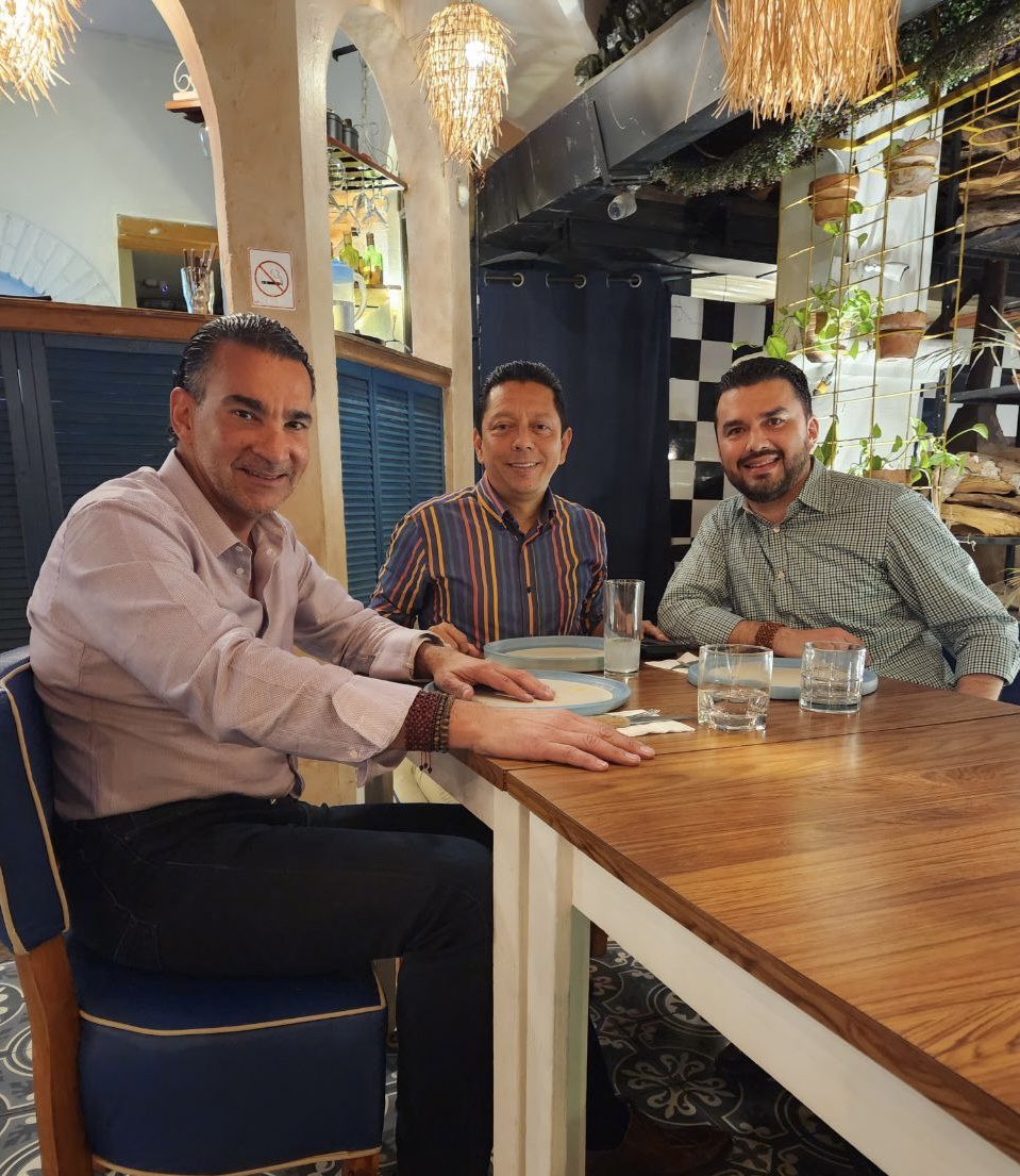 Gran plática con mis compañeros y amigos diputados federales <a href="/llavenabarca/">Jorge Llaven Abarca</a> y <a href="/LAMelgar/">Luis Armando Melgar</a>. 

El objetivo es claro, la unidad es fundamental en la nueva #ERA de #Chiapas.

¡Que pasen una buena noche!

#JuntosPodemosMás
