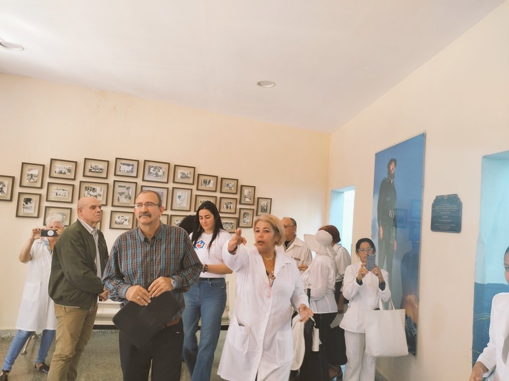 lisaracorona1's tweet photo. Hoy cumple 40 años el Programa del Médico y la Enfermera de la Familia, fundado por #FidelPorSimpre 🇨🇺. Allí están los cimientos del sistema de Salud. Con fundadores y trabajadores compartimos en el Policlínico Lawton,  lugar que vio nacer este hermoso Programa. 

#Cuba 🇨🇺 https://t.co/FGRJ4W3JWC