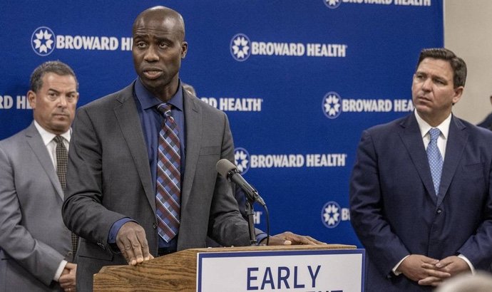 Tổng y sĩ Florida, Joseph Ladapo, lại kêu gọi mọi người ngừng tiêm vắc xin mRNA COVID của Pfizer và Moderna vì lo ngại an toàn liên quan đến DNA.