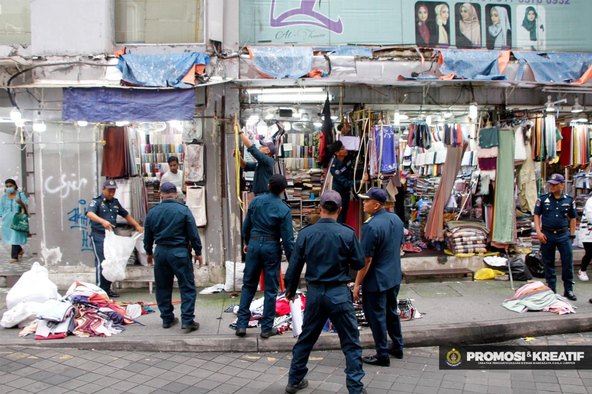 redzuanNewsMPB's tweet photo. DBKL pula gempur Jalan Silang.

110 premis premis perniagaan diperiksa dengan 29 notis kompaun dikeluarkan kerana tiada lesen, gaji warga asing, halangan tempat awam, iklan tanpa kebenaran.

20 penjaja tanpa lesen dikenakan tindakan sita barangan termasuk 3 bukan warganegara. https://t.co/4NlRg7WUEM