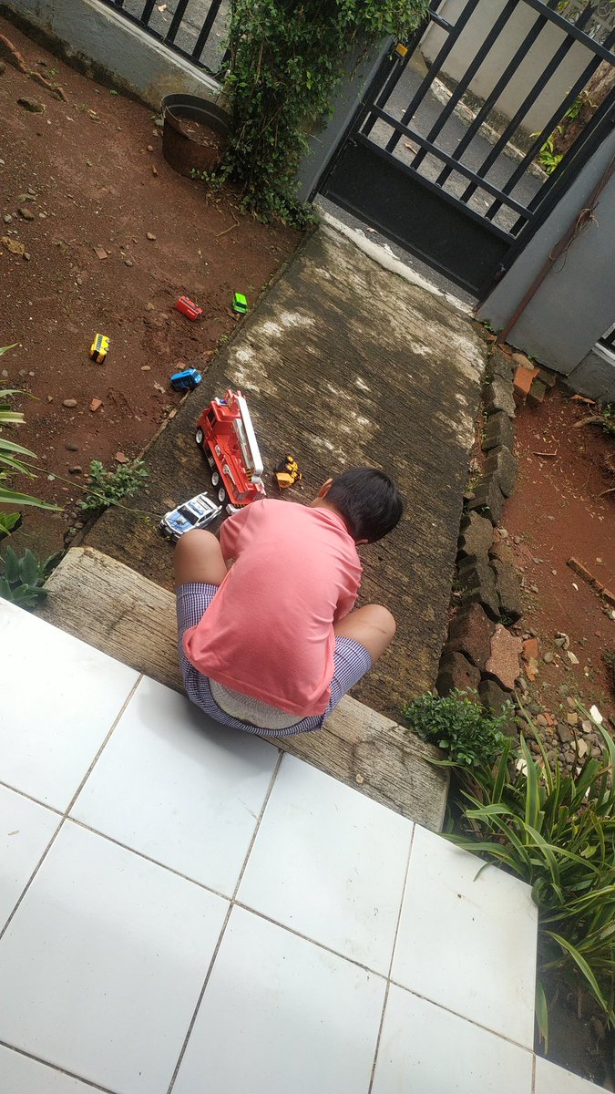 andriekaryadi's tweet photo. Badannya enak dikit, langsung gerilya di tanah merah. Bersimbah ingus, ompol, tanah..
Setelah bujuk rayu, akhirnya mau mandi.
Ntah berapa lama bertahan yaa 🤪🤣
#livingwithkids #worthforme ❤️ https://t.co/aBCBelzKEw