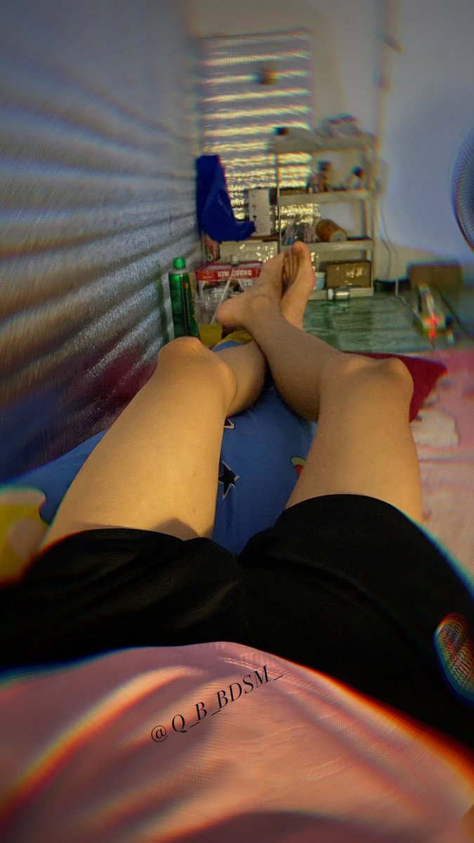 Q_B_BDSM_'s tweet photo. Gương kia ngự ở tường 
Đêm nay ai sẽ cơi chuồng với tui 😗
#ctu #dnc #cantho #funib https://t.co/h4Fi8FG6nR