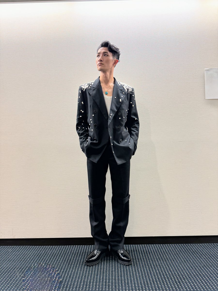 SN__20200122's tweet photo. ⋱#岩本照 編⋰
#LOVETRIGGER 衣装図鑑👔
￣￣￣￣￣￣￣￣￣￣￣￣
「どこか守ってくれそうな感じが
見た目や動きから出ればいいなと思って
スーツっぽい衣装にしてもらいました💪」

#バレンタインに一つめの恋
#SnowMan https://t.co/DtgWhsAswR