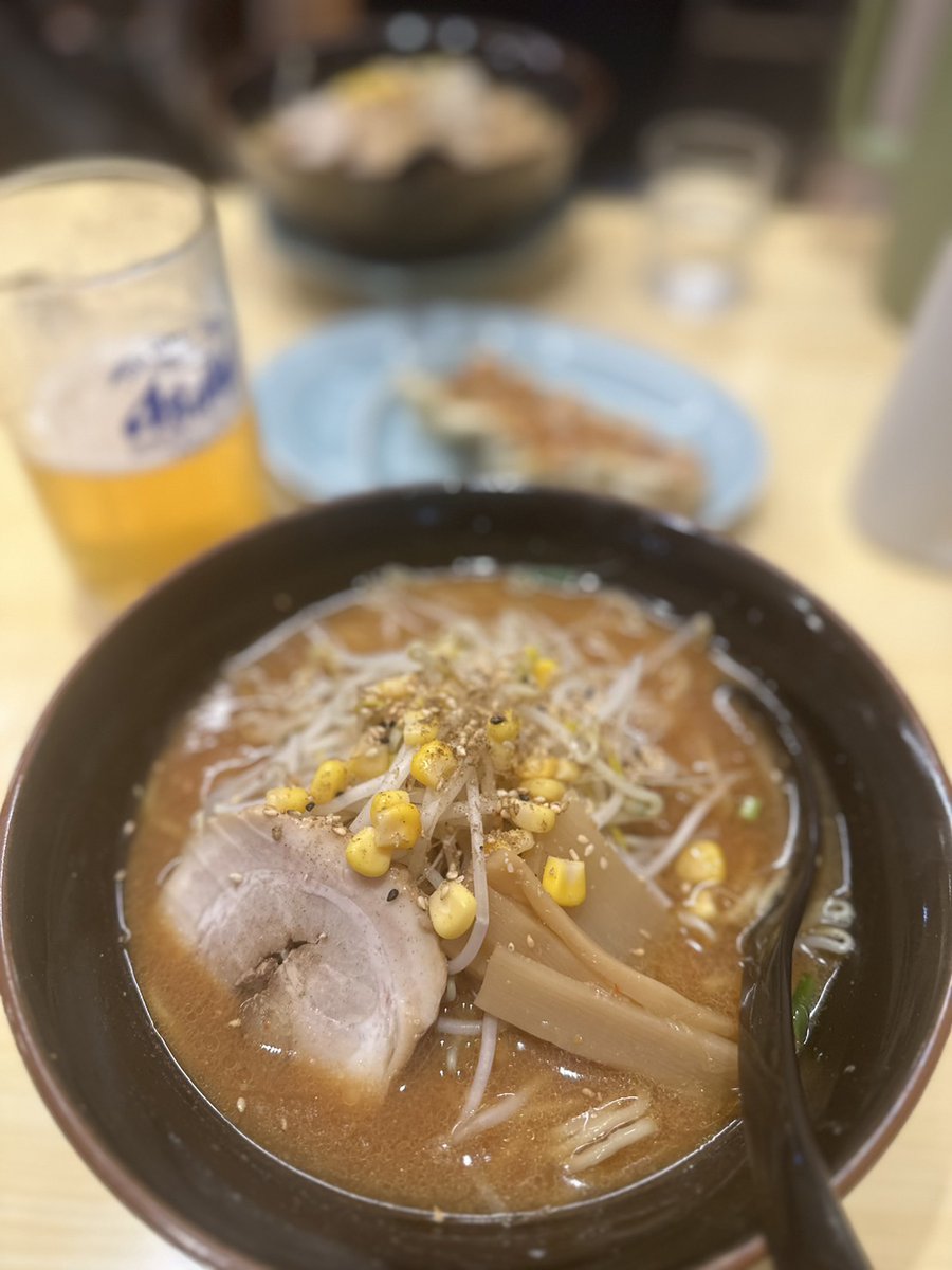 warakora_ntv's tweet photo. 🗣 #笑コラのある生活

#大分県山香町（現 #杵築市山香町）
#ダーツの旅 
ロケ終了後に食べた #味噌ラーメン🍜
ロケが終わった安心感で
餃子とビールも追加🍺
頑張った後のビールは最高でした！！

#笑コラ #笑ってコラえて #笑コラ的グルメ https://t.co/YhUXqXAbXa