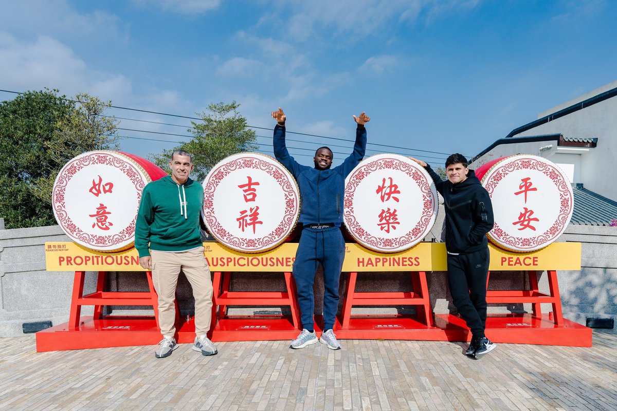 🌄🎾 🐉 Francis Tiafoe took a trip to Lantau Island for some sightseeing. He visited the iconic Tian Tan Buddha, enjoyed a cable car ride, and took in some of the beautiful scenery. Not a bad way to celebrate a victory! 🚡🏞️ @discoverhk