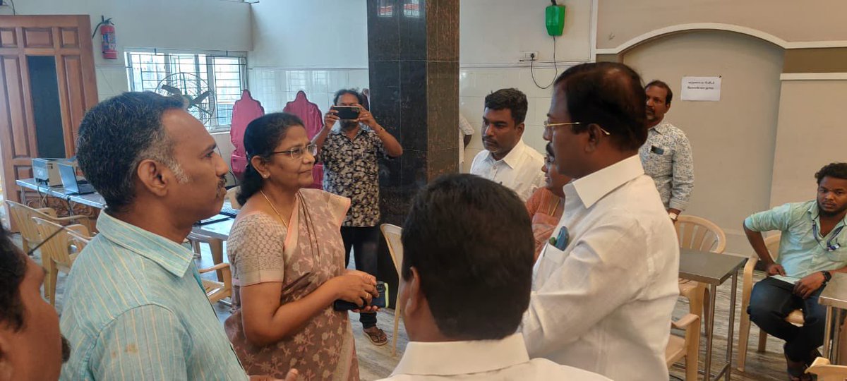iambkmurthy's tweet photo. அண்ணன் திரு பி.கே.சேகர்பாபு அவர்களின் ஆலோசனைப்படி...

இன்று E.J.P மஹாலில் “மக்களுடன் முதல்வர்” நிகழ்ச்சியினை தொடங்கி வைத்த போது...
@mkstalin 
@Udhaystalin 
@PKSekarbabu 
@arivalayam 
@chennaicorp https://t.co/kRT08XpEfx